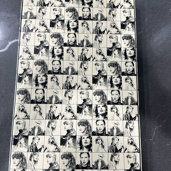 TAYLOR SWIFT THE ERAS TOUR GIFT BOX - Picture 3 of 6
